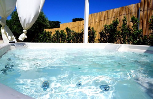 Laureto Villa | Lovely apartment in villa for 4 people with WIFI, hot tub, A/C, TV and veranda, close to Alberob.