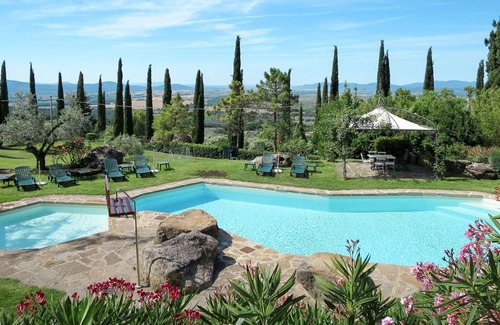 Roccastrada Villa | Lovely apartment in villa for 4 people with pool, WIFI, TV, patio and pets allowed