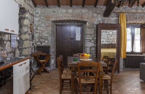 Bagnoregio Villa | Lovely apartment in villa for 8 people with WIFI, pool, TV, patio and pets allowed