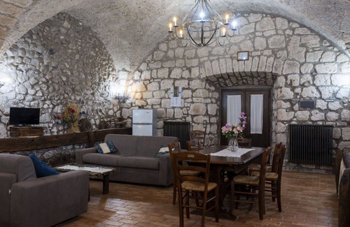 Bagnoregio Villa | Lovely apartment in villa for 8 people with WIFI, pool, TV, patio and pets allowed
