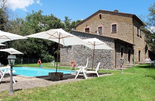 Capraccia Villa | Lovely apartment in villa for 4 guests with WIFI, pool, TV, patio and pets allowed
