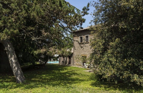 Capraccia Villa | Lovely apartment in villa for 4 guests with WIFI, pool, TV, patio and pets allowed
