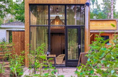 Noordoostelijk van Schaarsbergen House | Lovely apartment in villa for 6 guests with WIFI, pool, TV and terrace