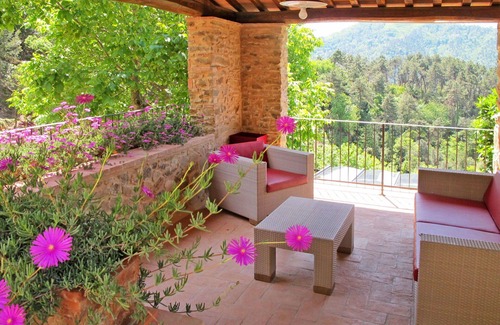 San Martino in Freddana Villa | Lovely apartment in villa for 12 guests with A/C, WIFI, private pool, TV, terrace and pets allowed