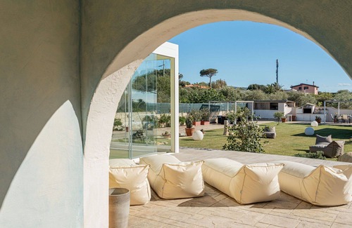 Eden Beach Villa | Lovely apartment in villa for 3 guests with A/C, WIFI, pool, TV and patio