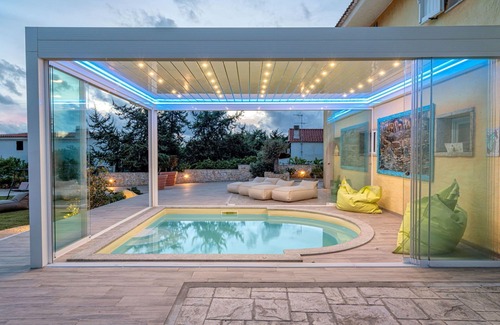 Eden Beach Villa | Lovely apartment in villa for 3 guests with A/C, WIFI, pool, TV and patio