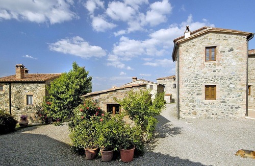 Castelnuovo di Val di Cecina Villa | Lovely apartment in villa for 4 people with pool, WIFI, TV, patio and pets allowed