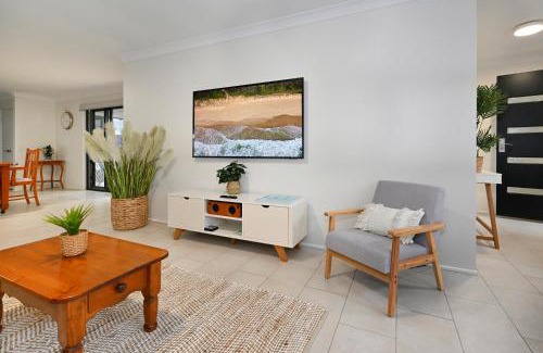 Buddina House | Lovely Beach House -Amazing Location, Pets - ZB9