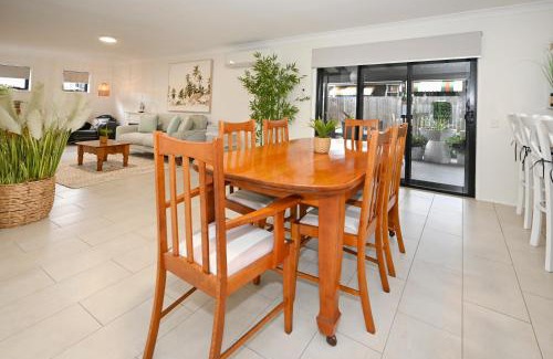Buddina House | Lovely Beach House -Amazing Location, Pets - ZB9