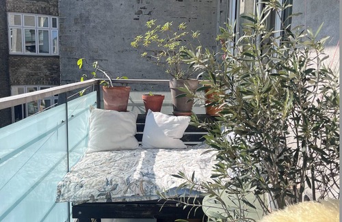 Copenhagen City Centre Apartment | Lovely bright 3-bedroom with large balcony facing green courtyard