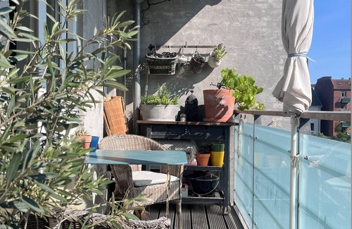 Copenhagen City Centre Apartment | Lovely bright 3-bedroom with large balcony facing green courtyard