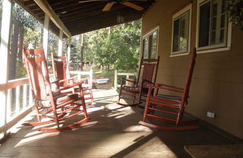 Beulah House | Lovely cabin a midst majestic pine trees