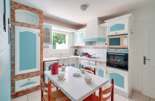 Guilvinec Ski Chalet | Lovely, colourful family home for 6