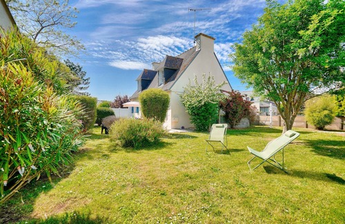 Guilvinec Ski Chalet | Lovely, colourful family home for 6