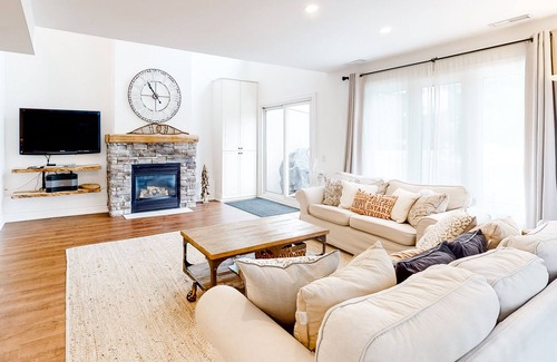 The Blue Mountains Condo | Lovely condo overlooking golf course w/seasonal pool & near Monterra Golf Course