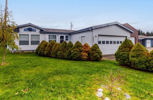 North Bend House | Lovely downtown getaway near the beach with gas grill, furnished patio & WiFi