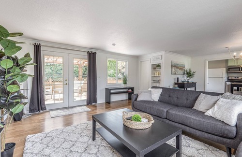 Puyallup House | Lovely home close to all downtown amenities!