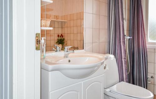 Oster Hurup House | Lovely Home In Hadsund With Kitchen