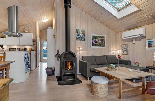 Hou House | Lovely home in Hals with kitchen