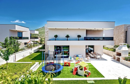 Marina House | Lovely home in Marina with sauna