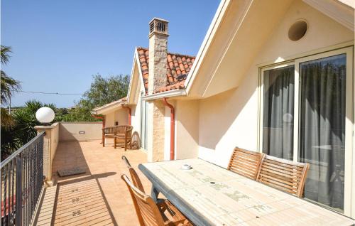 Pozzallo House | Lovely Home In Pozzallo With Kitchen