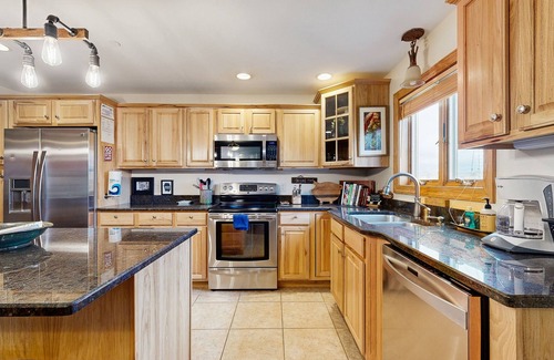 Arkdale Condo | Lovely home overlooking golf course with WiFi, AC, pool, hot tub - near lake