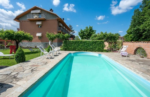 Castagnole delle Lanze Apartment | Lovely apartment for 4 people with A/C, WIFI, pool, TV and patio