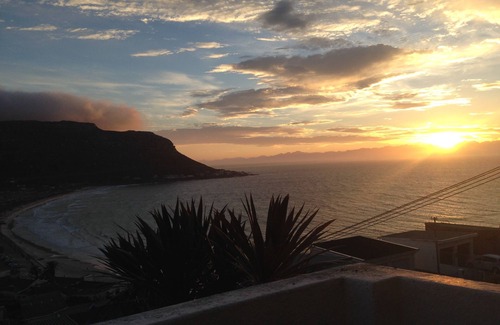 Fish Hoek House | Lovely large family House near beach, spectacular sea and mountain views.