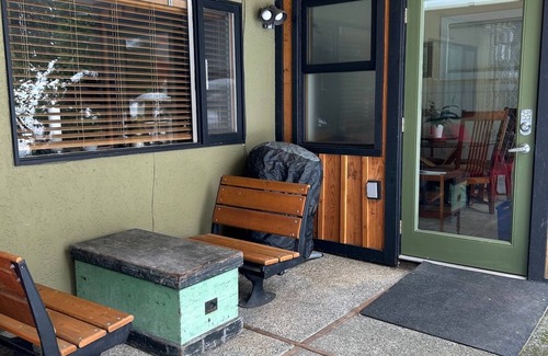 Regional District of Nanaimo House | Lovely little well appointed suite close to downtown, parks and restaurants