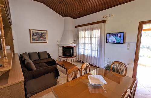 Paliki House | Lovely Lontza A 2-Bedroom Cozy House