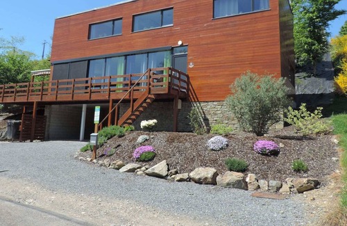 Coo House | Lovely modern cottage with sauna, bubble baths and even a beach on the river!