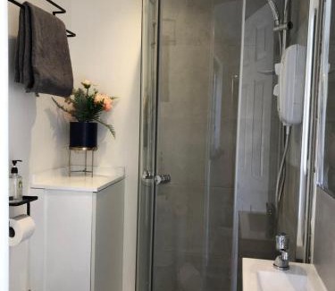 Newport Apartment | Lovely Modern decorated 1 bed Studio