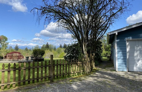 Arlington Apartment | Lovely Mountain View Cottage with Hot Tub, close to amenities!