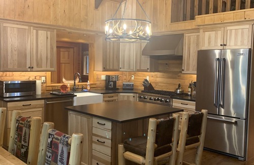 Oxford Cabin | Lovely Private Log Home Perfect For Larger Families Situated On Thompson Lake
