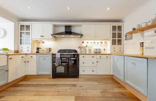 St. Andrews House | Lovely Sleeps 10 Country Property