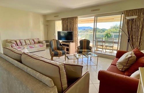 Mandelieu-La-Napoule Apartment | Lovely spacious nest with pool