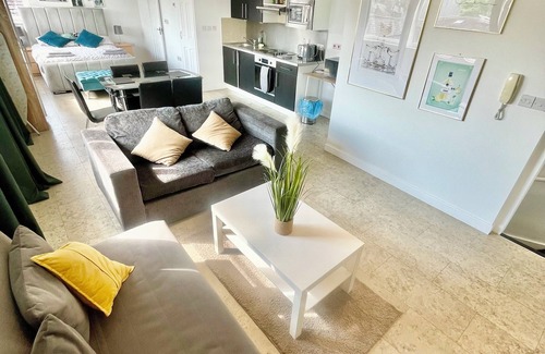 Cambridge Apartment | Lovely Spacious Studio in Central Cambridge
