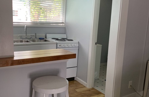 Lakeside Apartment | Lovely Studio Cottage. Great Location inside Lakeside gates,close to downtown.
