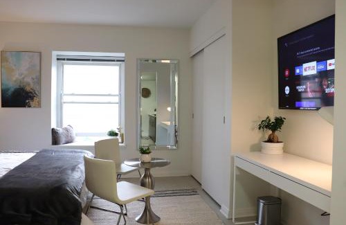 Downtown Apartment | LOVELY STUDIO ON THE PROMENADE! free parking
