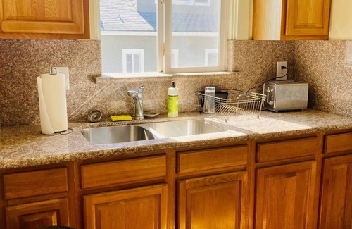 Upper Telegraph Condo | Lovely Sunny 2- Bedroom Apartment in South Berkeley