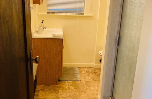 Upper Telegraph Condo | Lovely Sunny 2- Bedroom Apartment in South Berkeley
