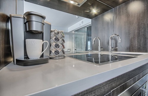 Bloor-Yorkville Apartment | Lovely Two Bedroom, Two Bathroom Condo in Heart of Yorkville