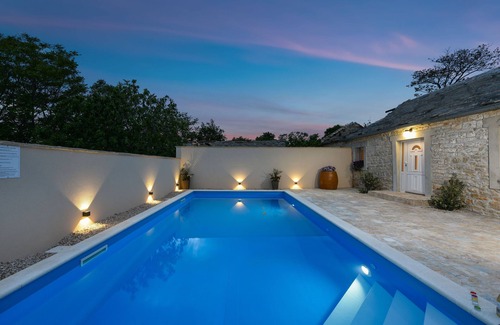 Benkovac Villa | Lovely villa Mandarin, private pool, 2 bedrooms, large garden, national parks