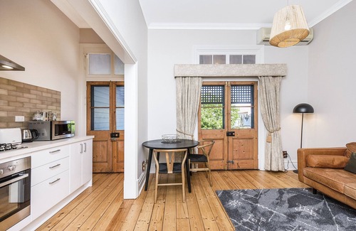 South Fremantle Apartment | Lovely warm and bright private apartment located in the heart of South Fremantle