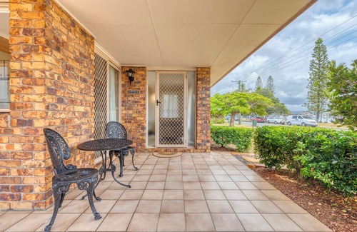 Buddina House | Lovely Waterfront Beach House, Pet-Friendly