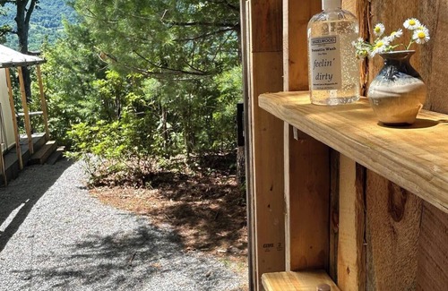 Waynesville RV Rental | Lover’s Lookout is a treetop retreat /perfect for a romantic escape.