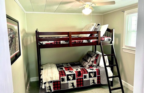 Lansing Cottage | LOW AUGUST RATES! Cozy Cottage with private setting in Lansing, NC