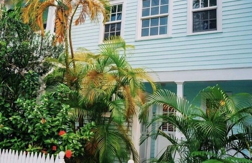 Truman Annex House | Low Key Vibe, Low Oct Rates! 2 bikes, 2 blocks from Duval,Pool, Oceann