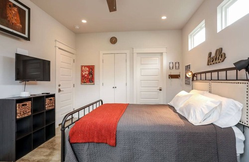Chestnut House | Lower Flat- New, Comfortable, Luxury Room near UT, Downtown & Bars&Restaurants