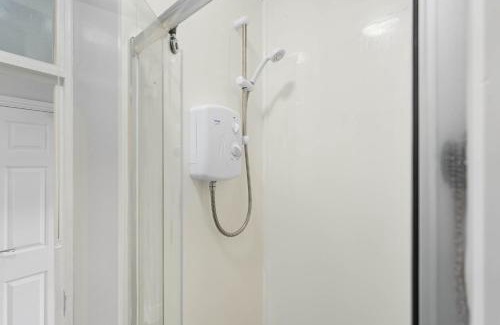 Oulton Broad Apartment | Lowestoft Seaside Escape by Eason Stays, Free Parking next to Sea Front